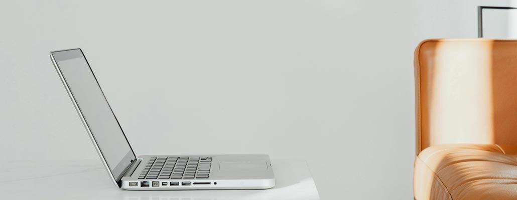 Blog schreiben auf dem Laptop