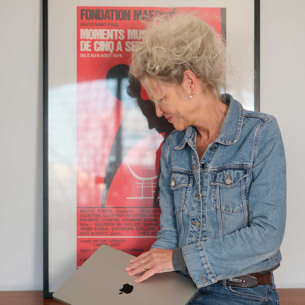 SEO-Beraterin Christina Martens mit Laptop