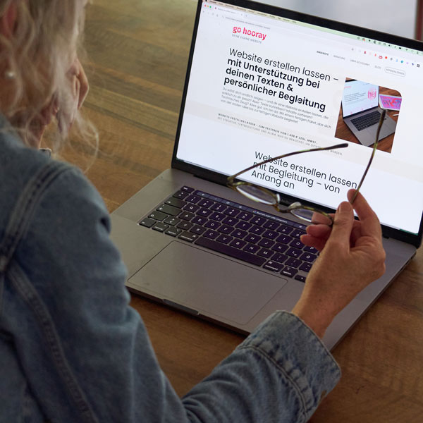 Christina Martens am Laptop